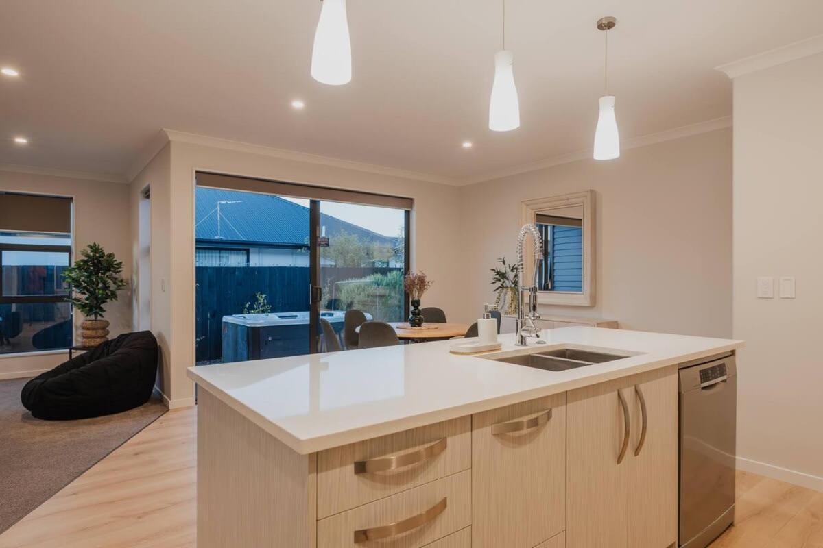 Elegant 3Br Home On Mustang Avenue Christchurch Exterior foto